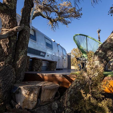Silver Bullet Airstream, El Mistico Glamping Ranch Nogal Bagian luar foto
