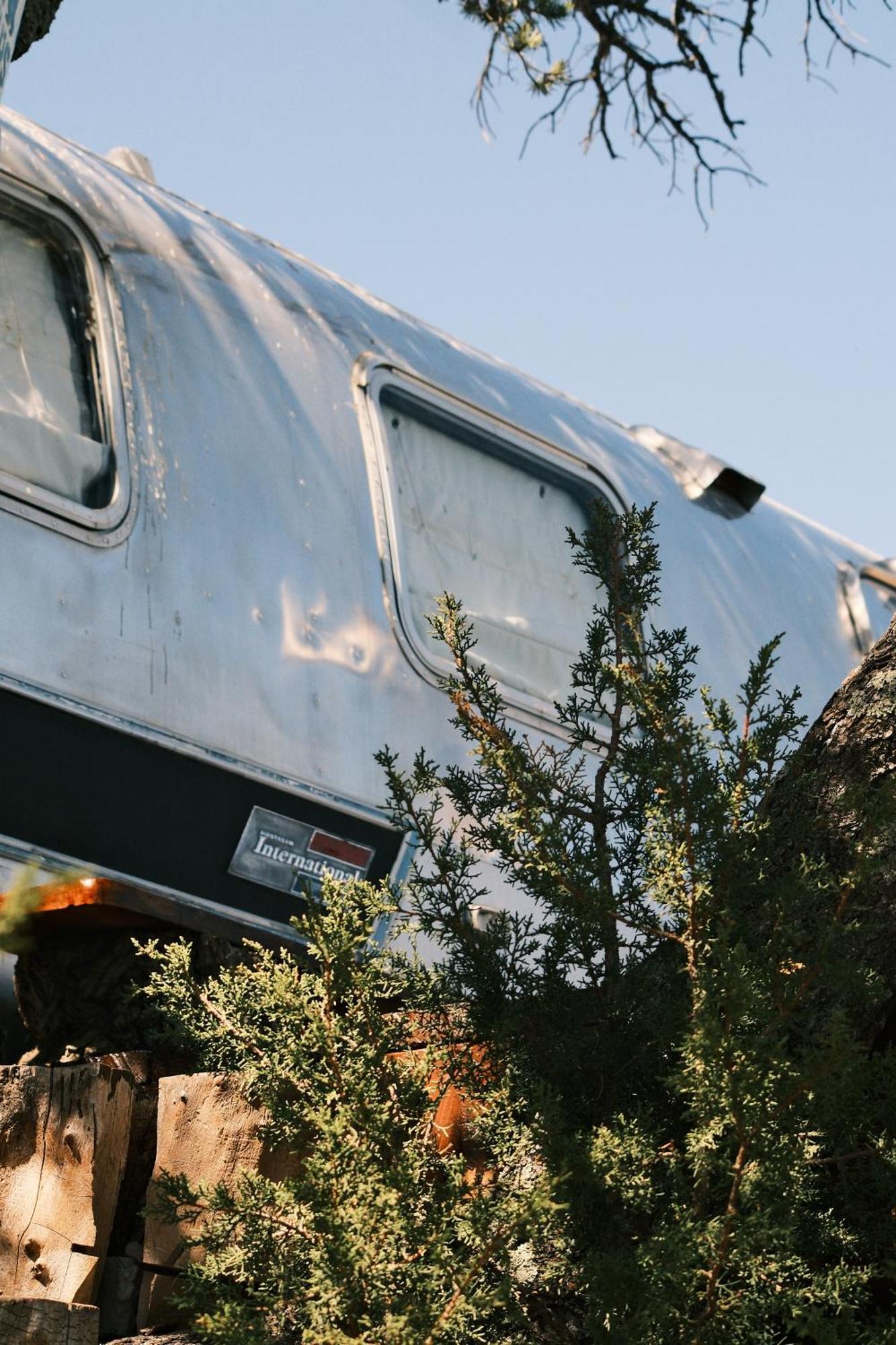 Silver Bullet Airstream, El Mistico Glamping Ranch Nogal Bagian luar foto