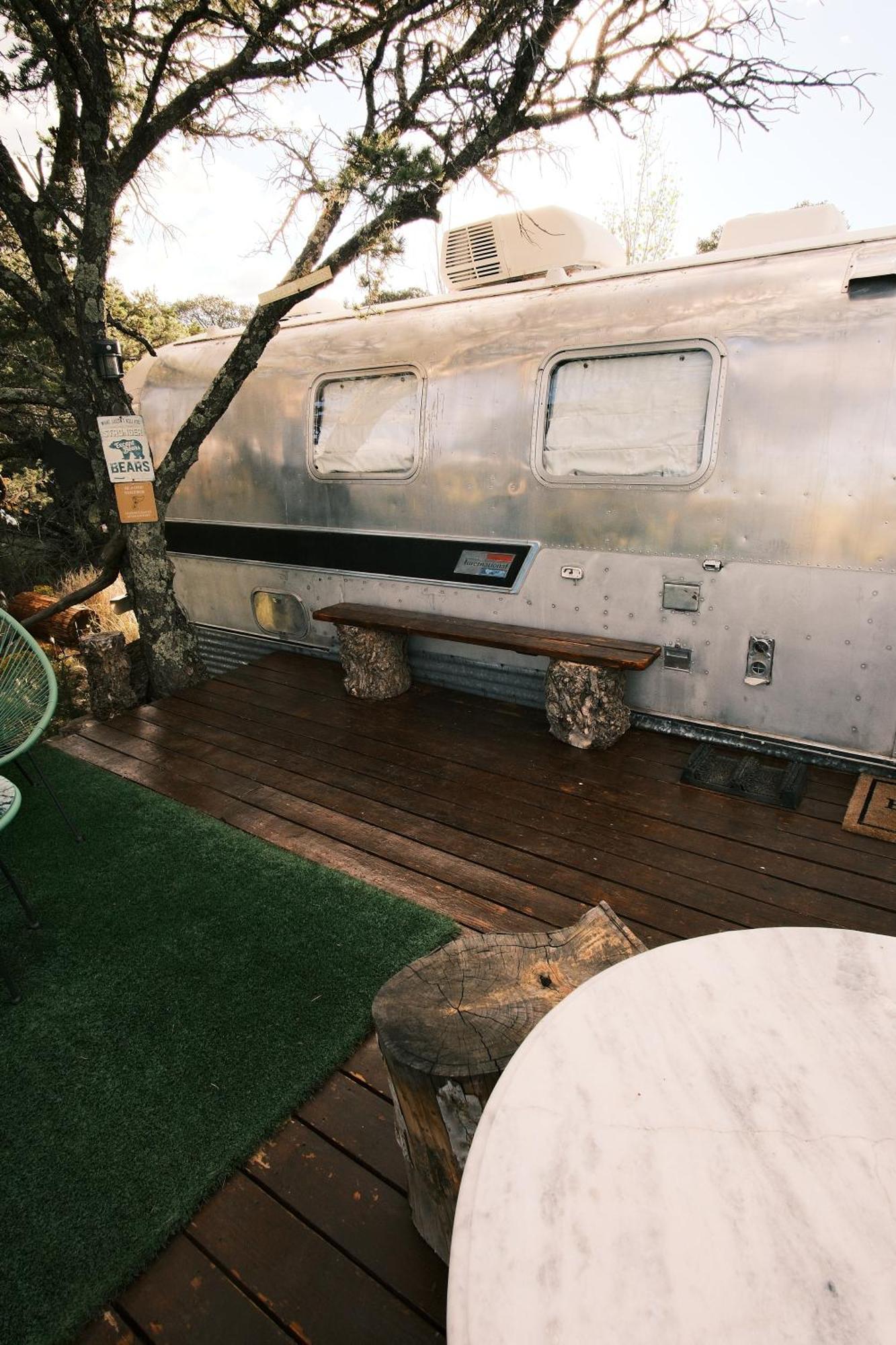 Silver Bullet Airstream, El Mistico Glamping Ranch Nogal Bagian luar foto