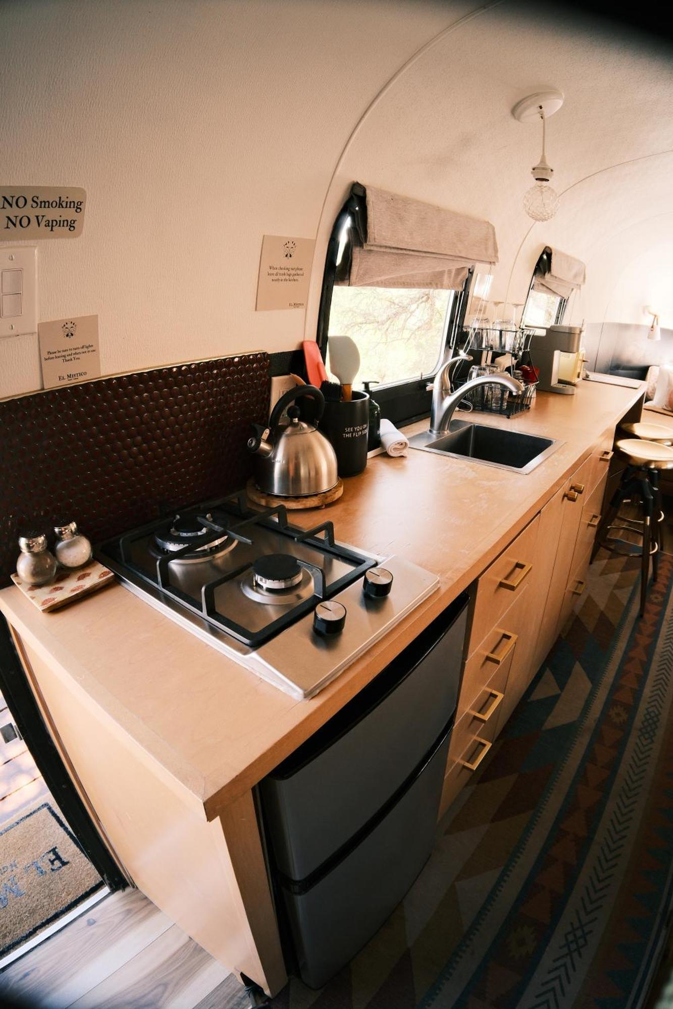 Silver Bullet Airstream, El Mistico Glamping Ranch Nogal Bagian luar foto