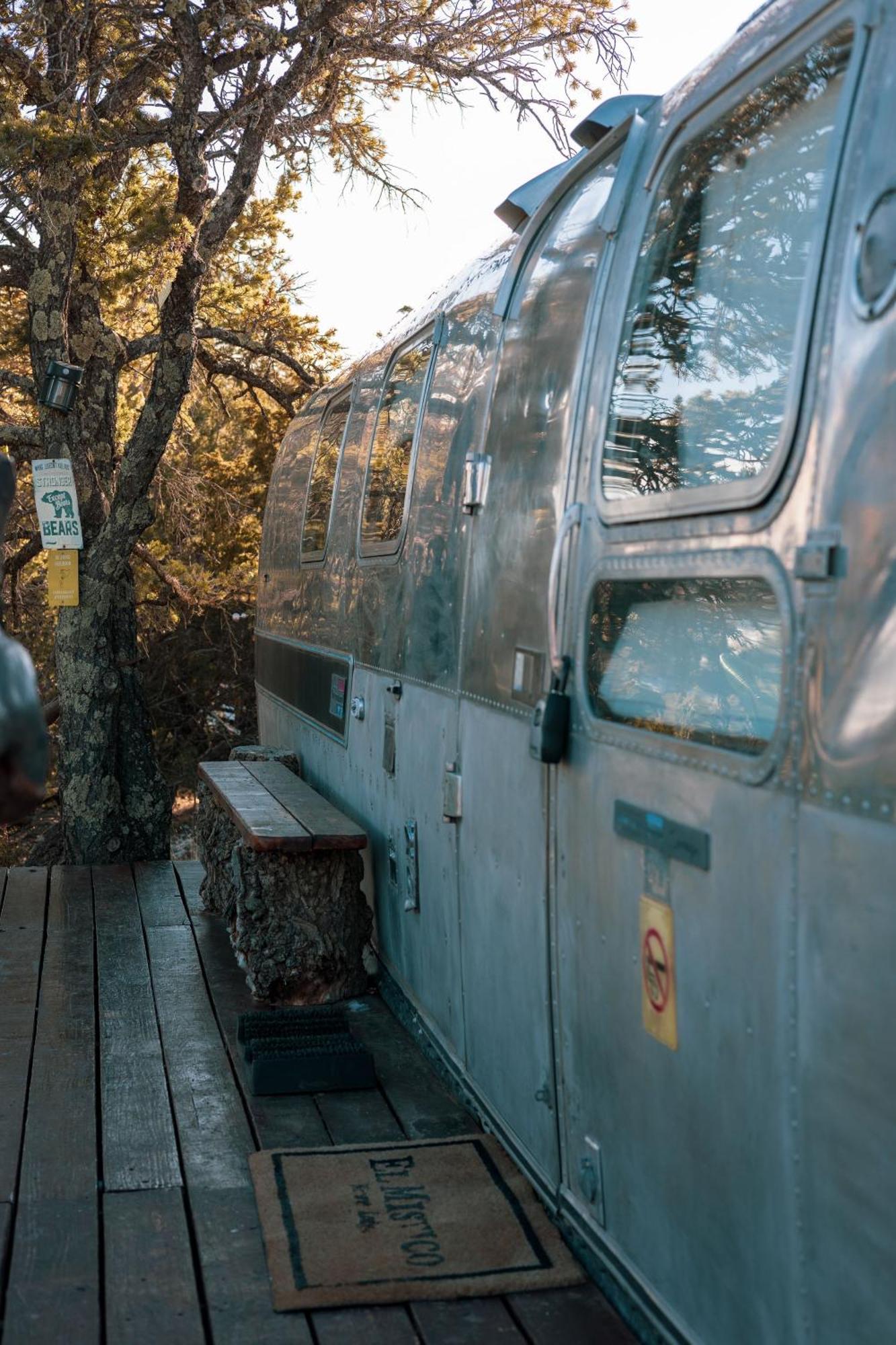 Silver Bullet Airstream, El Mistico Glamping Ranch Nogal Bagian luar foto